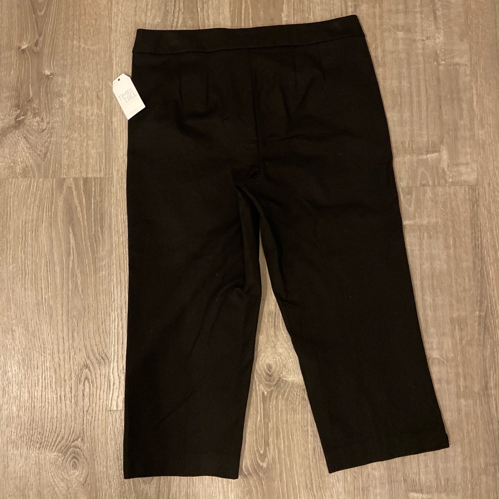 Women's Mid Rise Woven Capri Pants